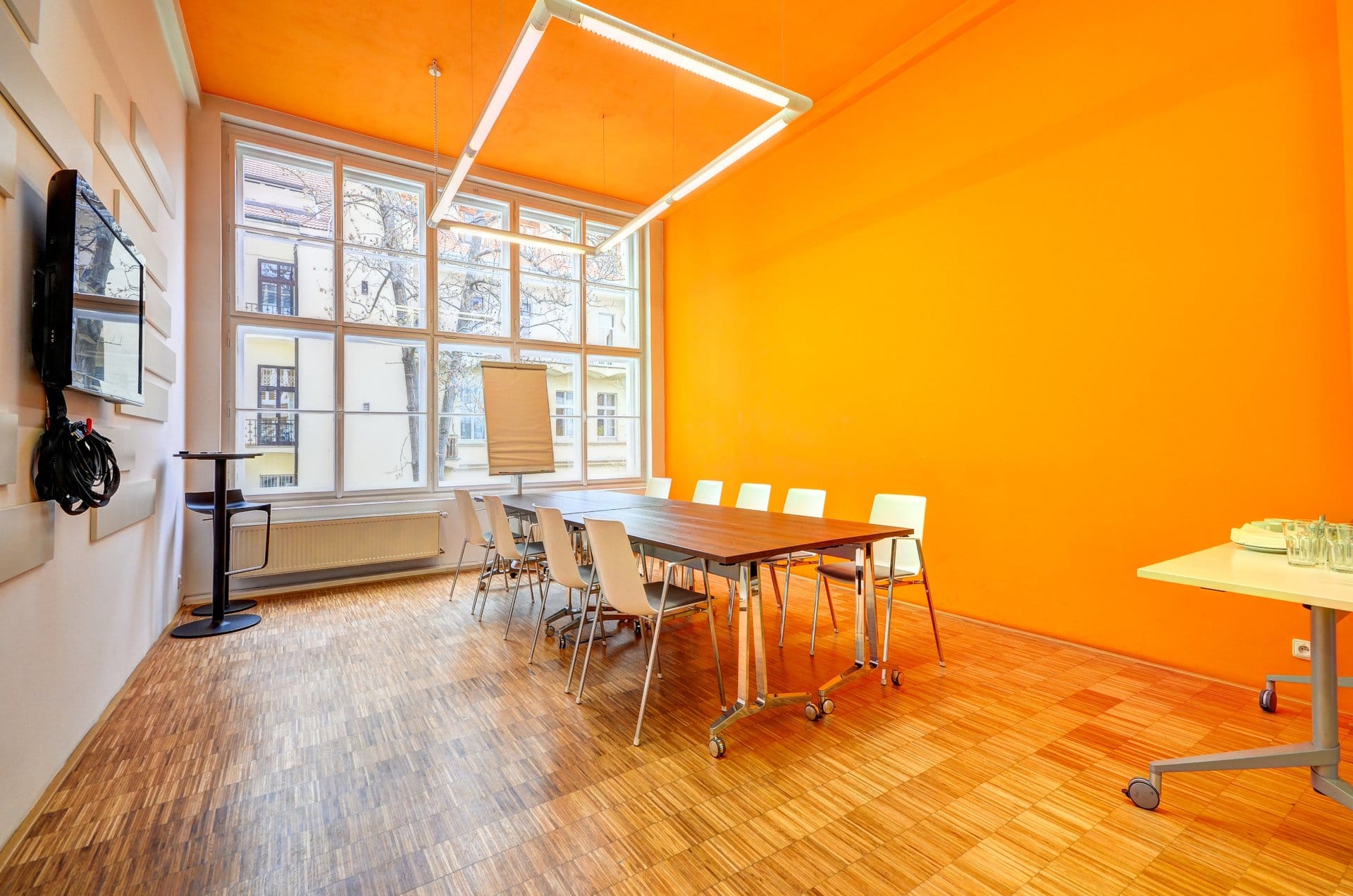 Impact Hub Praha D10 - Oranžová zasedačka