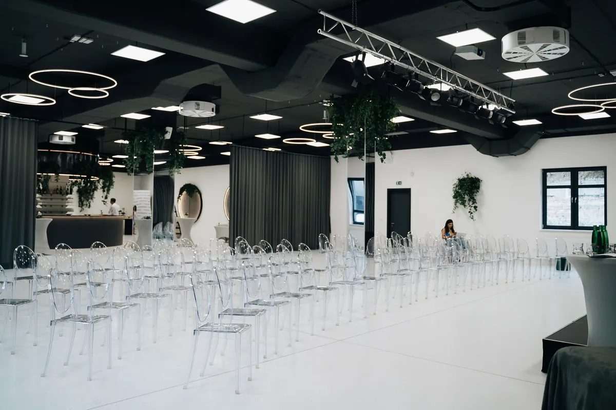 Highlight Event Space v divadelním uspořádání s řadami průhledných židlí